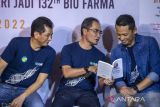 Direktur Utama Bio Farma Honesti Basyir (tengah) berbincang dengan Direktur Keuangan, Manajemen Risiko dan SDM I.G.N Suharta Wijaya (kiri) dan Direktur Transformasi dan Digital Soleh Ayubi (kanan) saat menghadiri rangkaian kegiatan HUT ke-132 Bio Farma di Bandung, Jawa Barat, Sabtu (6/8/2022). Dalam rangkaian kegiatan tersebut Bio Farma meluncurkan buku dengan judul Kontribusi untuk Negeri di Masa Pandemi. ANTARA FOTO/M Agung Rajasa/agr