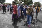 Penyandang tunanetra mengikuti long march rally tongkat dalam rangkaian menyambut HUT ke-77 Kemerdekaan di Saptamarga, Kota Tasikmalaya, Jawa Barat, Minggu (7/8/2022). Rally tongkat yang diikuti oleh 246 peserta tunanetra se-Priangan Timur dan Bandung itu berziarah ke taman makam pahlawan untuk mengenang jasa para pahlawan sekaligus melatih kemandirian tunanetra mengenai tata cara berjalan menggunakan tongkat. ANTARA FOTO/Adeng Bustomi/agr