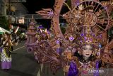 Peserta mengikuti Jember Fashion Carnaval (JFC) ke-20 di Jember, Jawa Timur, Minggu (7/8/2022) malam.  JFC menempuh rute karnaval sepanjang 3,6 Km ini bertemakan The Legacy menampilkan 10 defile, yaitu Sriwijaya, Madurese, Kujang, Aztec, Mahabharata, Garuda, Sasando, Majapahit, Betawi dan Poseidon. ANTARA  Jatim/Seno/zk
