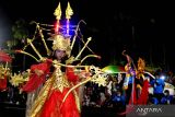 JEMBER FASHION CARNAVAL KE-20. Peserta mengikuti Jember Fashion Carnaval (JFC) ke-20 di Jember, Jawa Timur, Minggu (7/8/2022) malam.  JFC menempuh rute karnaval sepanjang 3,6 Km ini bertemakan The Legacy menampilkan 10 defile, yaitu Sriwijaya, Madurese, Kujang, Aztec, Mahabharata, Garuda, Sasando, Majapahit, Betawi dan Poseidon. ANTARA  Jatim/Seno/zk