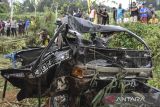Tim gabungan dari Polisi, BPBD, Dishub dan warga mengevakuasi mobil bak terbuka yang terjun ke jurang di Dusun Cimara, Desa Cibeureum, Kecamatan Sukamantri, Kabupaten Ciamis, Jawa Barat, Senin (8/8/2022). Mobil bak terbuka bernopol E 8393 VJ dari arah Majalengka menuju Ciamis-Tasikmalaya yang membawa 17 orang penumpang itu mengalami kecelekaan tunggal hingga terjun kedalam jurang dan mengakibatkan tujuh orang penumpang tewas. ANTARA FOTO/Adeng Bustomi/agr