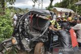 Tim gabungan dari Polisi, BPBD, Dishub dan warga mengevakuasi mobil bak terbuka yang terjun ke jurang di Dusun Cimara, Desa Cibeureum, Kecamatan Sukamantri, Kabupaten Ciamis, Jawa Barat, Senin (8/8/2022). Mobil bak terbuka bernopol E 8393 VJ dari arah Majalengka menuju Ciamis-Tasikmalaya yang membawa 17 orang penumpang itu mengalami kecelekaan tunggal hingga terjun kedalam jurang dan mengakibatkan tujuh orang penumpang tewas. ANTARA FOTO/Adeng Bustomi/agr