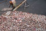 
Pekerja menjemur Ikan bulu entok dan ikan bulu ayam di Kampung Nambangan, Kenjeran, Surabaya, Jawa Timur, Jumat (5/8/2022). Akibat cuaca yang tak menentu menyebabkan harga ikan kering tersebut tidak stabil yakni berkisar Rp.30.000 hingga Rp.60.000 per Kg. ANTARA Jatim/Hildaniar Novitasari/ZK
