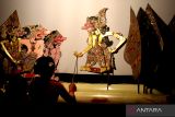  Dalang Nyi Susanti Puji Wiyono memainkan wayang kulit dengan lakon Babat Alas Wonomarto di Desa Sukorejo, Kediri, Jawa Timur, Minggu (7/8/2022). Pertunjukan wayang kulit semalam suntuk dengan dalam perempuan tersebut sebagai prosesi bersih desa pada bulan Suro penanggalan Jawa sekaligus pencanangan kawasan wisata budaya situs Calonarang. ANTARA Jatim/Prasetia Fauzani/zk