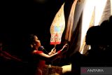 Dalang Nyi Susanti Puji Wiyono memainkan wayang kulit dengan lakon Babat Alas Wonomarto di Desa Sukorejo, Kediri, Jawa Timur, Minggu (7/8/2022). Pertunjukan wayang kulit semalam suntuk dengan dalam perempuan tersebut sebagai prosesi bersih desa pada bulan Suro penanggalan Jawa sekaligus pencanangan kawasan wisata budaya situs Calonarang. ANTARA Jatim/Prasetia Fauzani/zk