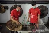 Pekerja menyelesaikan produksi minuman olahan jahe merah di Cisarua, Kabupaten Bandung Barat, Jawa Barat, Senin (8/8/2022). Pengusaha minuman jahe merah tersebut menyatakan saat ini produksinya hanya sekitar 10 ribu toples per bulan atau menurun drastis dibandingkan pada awal pandemi COVID-19 yang bisa mencapai 600 ribu toples per bulan. ANTARA FOTO/Raisan Al Farisi/agr