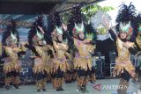 Tarian guru dan karyawan dihadapan siswa SMA