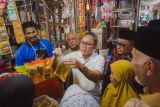 Emak-emak heboh berebut bahan pokok gratis yang diborong Mendag di Pasar Raya Padang
