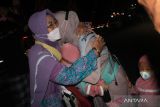 Jamaah haji tiba di Pendopo Kabupaten Jombang, Jawa Timur, Senin (8/8/2022). Sebanyak 24 haji kloter 33 tiba di daerah asal setelah kembali dari tanah suci usai menjalankan ibadah haji sedangkan dua orang meninggal dunia. ANTARA Jatim/Syaiful Arif/zk
