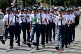 Peserta mengikuti lomba Gerak Jalan melewati rute yang telah ditentukan di Kediri, Jawa Timur, Rabu (10/8/2022). Lomba gerak jalan yang diikuti sedikitnya lima ribu pelajar se-Kabupaten Kediri tersebut dalam rangka memperingati HUT ke-77 Kemerdekaan RI. ANTARA Jatim/Prasetia Fauzani/zk