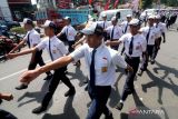 Peserta mengikuti lomba Gerak Jalan melewati rute yang telah ditentukan di Kediri, Jawa Timur, Rabu (10/8/2022). Lomba gerak jalan yang diikuti sedikitnya lima ribu pelajar se-Kabupaten Kediri tersebut dalam rangka memperingati HUT ke-77 Kemerdekaan RI. ANTARA Jatim/Prasetia Fauzani/zk