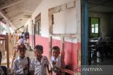 Aktivitas siswa di SDN Padawaras, Desa Sukaluyu, Cikadu, Cianjur Selatan, Kabupaten Cianjur, Jawa Barat, Rabu (10/8/2022). Sejumlah fasilitas sekolah SDN Padawaras seperti tembok, plafon, jendela, dan atap mengalami kerusakan akibat pergeseran tanah dan kerusakan yang terjadi sejak 2005 tersebut hingga kini belum diperbaiki karena minimnya dana perbaikan. ANTARA FOTO/Raisan Al Farisi/agr
