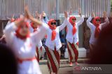 Peserta mengikuti kegiatan senam massal menggunakan kebaya di pendopo Indramayu, Jawa Barat, Rabu (10/8/2022). Kegiatan Senam Massal berkebaya tersebut digelar dalam rangka untuk memperingati HUT Kemerdekaan Republik Indonesia yang ke-77 sekaligus sebagai bentuk gerakan dukungan Kebaya Goes to UNESCO. ANTARA FOTO/Dedhez Anggara/agr
