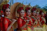 Penari tari payung pajajaran dari Bogor berpose saat Pawai Budaya Nusantara di Pantai Padang, Sumatera Barat, Selasa (9/8/2022). Pawai Budaya Nusantara diikuti 98 kota se-Indonesia dalam rangkaian Rakernas Asosiasi Pemerintah Kota Seluruh Indonesia (Apeksi) XV. ANTARA FOTO/Iggoy el Fitra/aww. 