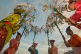 Penari dari Lubuk Linggau menunjukan aksinya saat Pawai Budaya Nusantara di Pantai Padang, Sumatera Barat, Selasa (9/8/2022). Pawai Budaya Nusantara diikuti 98 kota se-Indonesia dalam rangkaian Rakernas Asosiasi Pemerintah Kota Seluruh Indonesia (Apeksi) XV. ANTARA FOTO/Iggoy el FitraANTARA FOTO/Iggoy el Fitra/aww. 