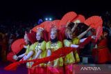 Penari memainkan tari kipas saat Pawai Budaya Nusantara di Pantai Padang, Sumatera Barat, Selasa (9/8/2022). Pawai Budaya Nusantara diikuti 98 kota se-Indonesia dalam rangkaian Rakernas Asosiasi Pemerintah Kota Seluruh Indonesia (Apeksi) XV. ANTARA FOTO/Iggoy el FitraANTARA FOTO/Iggoy el Fitra/aww. 