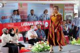  Warga binaan menjadi model peragaan busana di Lapas Banyuwangi, Jawa Timur, Rabu (10/8/2022). Acara Fashion show Dalam rangka memperingati HUT ke-77 Kemerdekaan RI dan Hari Dharma Karya Dhika ke 77 Kementerian Hukum dan HAM RI itu mengangkat tema 'Kreativitas Tanpa Batas di Tempat yang Terbatas' dengan memamerkan kostum karya desainer lokal. ANTARA Jatim/Budi Candra Setya/zk