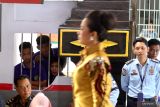  Warga binaan melihat peragaan busana dari balik jeruji besi  di Lapas Banyuwangi, Jawa Timur, Rabu (10/8/2022). Acara Fashion show Dalam rangka memperingati HUT ke-77 Kemerdekaan RI dan Hari Dharma Karya Dhika ke 77 Kementerian Hukum dan HAM RI itu mengangkat tema 'Kreativitas Tanpa Batas di Tempat yang Terbatas' dengan memamerkan kostum karya desainer lokal. ANTARA Jatim/Budi Candra Setya/zk