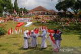 Pelajar Sekolah Dasar memasang bendera Merah Putih di halaman gedung perundingan Linggarjati, Kuningan, Jawa Barat, Kamis (11/8/2022). Pemasangan 10.001 Bendera Merah Putih tersebut dalam rangka menyambut perayaan HUT ke-77 Kemerdekaan RI. ANTARA FOTO/Dedhez Anggara/agr