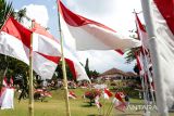 Pelajar melintasi halaman Gedung Perundingan Linggarjati yang berhias 10.001 Bendera Merah Putih di Kuningan, Jawa Barat, Kamis (11/8/2022). Pemasangan 10.001 Bendera Merah Putih tersebut dalam rangka menyambut perayaan HUT ke-77 Kemerdekaan RI. ANTARA FOTO/Dedhez Anggara/agr