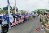 Puluhan buruh di OKU demo desak UU Cipta Kerja dicabut