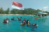 Meriahkan HUT ke-77 Kemerdekaan RI, pencinta selam kibarkan bendera di dasar laut Teluk Lampung