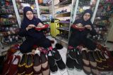  Perajin membuat sepatu rajut di industri rumahan kawasan Pondok Sidokare Indah, Sidoarjo, Jawa Timur, Rabu (10/8/2022). Kerajinan sepatu rajut yang dapat dipesan sesuai keinginan pelanggan tersebut dijual dengan harga Rp100.000 sampai Rp800.000 tergantung model dan tingkat kesulitannya. ANTARA Jatim/Umarul Faruq/Zk