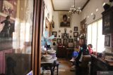 Pengunjung saling berbincang di salah satu ruangan di Rumah Makan Omah Kenangan, Surabaya, Jawa Timur, Kamis (11/8/2022). Omah kenangan merupakan rumah dari keluarga Haryati, istri keenam Bung Karno yang saat ini dijadikan rumah makan yang berkonsep mengenang sejarah di Kota Surabaya. ANTARA Jatim/Hildaniar Novitasari/Zk