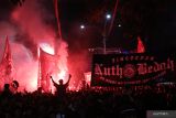 Suporter tim sepak bola Arema (Aremania) menyalakan lampu suar atau flare dalam perayaan Hari Ulang Tahun (HUT) Ke-35 Arema di kawasan Bundaran Tugu, Kota Malang, Kamis (11/8/2022) dini hari. Perayaan HUT Arema tersebut mengambil tema Jiwa Jawara dan diisi dengan malam refleksi dan pesta api suar. ANTARA Jatim/Prabowo/abs/Zk