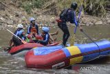 Wartawan mengikuti simulasi pelatihan water rescue pada workshop jurnalis sadar risiko bencana di Sungai Cimanuk, Kabupaten Garut, Jawa Barat, Kamis (11/8/2022). Jabar Quick Response (JQR) memberikan pelatihan simulasi pertolongan kebencanaan kepada wartawan se-Jawa Barat untuk meningkatkan standar keselamatan yang harus dilakukan di lokasi bencana saat peliputan. ANTARA FOTO/Adeng Bustomi/agr