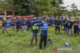 Wartawan mengikuti pelatihan water rescue pada workshop jurnalis sadar risiko bencana di Sungai Cimanuk, Kabupaten Garut, Jawa Barat, Kamis (11/8/2022). Jabar Quick Response (JQR) memberikan pelatihan simulasi pertolongan kebencanaan kepada wartawan se-Jawa Barat untuk meningkatkan standar keselamatan yang harus dilakukan di lokasi bencana saat peliputan. ANTARA FOTO/Adeng Bustomi/agr