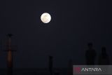 Fenomena Supermoon terlihat di pesisir Indramayu, Jawa Barat, Kamis (11/8/2022). Fenomena Supermoon bernama Sturgeon Moon menjadi Supermoon keempat dan menjadi Supermoon terakhir di tahun ini yang dapat dilihat dari seluruh wilayah Indonesia selama dua hari mulai tanggal 11 hingga 12 Agustus 2022. ANTARA FOTO/Dedhez Anggara/agr