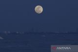 Fenomena supermoon terlihat di pesisir Indramayu, Jawa Barat, Kamis (11/8/2022). Fenomena Supermoon bernama Sturgeon Moon menjadi Supermoon keempat dan menjadi Supermoon terakhir di tahun ini yang dapat dilihat dari seluruh wilayah Indonesia selama dua hari mulai tanggal 11 hingga 12 Agustus 2022. ANTARA FOTO/Dedhez Anggara/agr