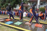 Penyandang disabilitas netra saling beradu cepat saat perlombaan jalan cepat di lintasan Simulator Sirkuit Orientasi Mobilitas Terpadu (Sisir Rindu) di kompleks Panti Pelayanan Sosial Disabilitas Sensorik Netra (PPSDSN) Penganthi Temanggung, Jawa Tengah, Rabu (10/8/2022). Perlombaan dalam memeriahkan HUT ke-77 Kemerdekaan RI tersebut bertujuan sebagai hiburan bagi penyandang disabilitas netra, untuk menumbuhkan rasa nasionalisme sekaligus memupuk semangat sportifitas dalam berlomba. ANTARA FOTO/Anis Efizudin/foc.