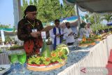 Juri melakukan penilaian lomba menghias tumpeng nusantara dan doa lintas agama di Candi Brahu, Desa Bejijong, Kecamatan Trowulan, Kabupaten Mojokerto, Jawa Timur, Kamis (11/8/2022). Festival Tumpeng Nusantara yang akan dilaksanakan di beberapa kabupaten dan kota dalam rangkah menyambut pelaksanaan KTT G20 serta memperingati HUT RI Ke-77 itu, diikuti puluhan sekolah tingkat SMP hingga SMA. ANTARA Jatim/Syaiful Arif/zk