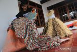 Pekerja menyelesaikan pembuatan kostum karnaval berbahan limbah plastik di Parimono, Kabupaten Jombang, Jawa Timur, Jumat (12/8/2022). Kostum karnaval berbahan limbah tersebut sudah banyak dipesan untuk peringatan HUT Kemerdekaan RI-77 dengan biaya sewa mulai Rp250-Rp1 juta per hari, sementara penjualan saat ini hanya melayani luar pulau Jawa dengan harga Rp2.7 juta per kostum. ANTARA Jatim/Syaiful Arif/zk