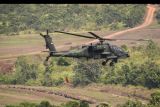 Helikopter AH-64E Apache milik TNI AD bermanuver saat puncak latihan bersama (Latma) Super Garuda Shield 2022 di Puslatpur Baturaja, Ogan Komering Ulu (OKU) Timur, Sumatera Selatan, Jumat (12/8/2022). Pelaksanaan puncak latihan 'The Combined Arm Live Fire Exercise (Calfex)' melibatkan 698 prajurit TNI AD, 750 prajurit US Army, 88 prajurit Australia Defends Force dengan persenjataan persenjataan dan alutsista yang digunakan yakni meriam 105 KH 178, meriam 105 M119, heli AH-64 Apache, heli UH-60 Blackhawk, helly bell 412, Astros, Himars, MO 60, dan MO 81. ANTARA FOTO/M Risyal Hidayat/nym.