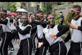 Peserta menampilkan atraksi budaya saat gerak jalan Hari Kemerdekaan di Jembrana, Bali, Jumat (12/8/2022). Kegiatan tersebut digelar untuk memeriahkan HUT Kemerdekaan ke-77 Republik Indonesia. ANTARA FOTO/Nyoman Hendra Wibowo/nym.