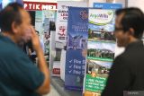 Pengunjung mencari informasi hunian di stand pameran perumahan bertajuk Kediri Property Expo 2022 di Kota Kediri, Jawa Timur, Kamis (11/8/2022). Pameran yang diselenggarakan oleh pemerintah daerah setempat bersama Kamar Dagang dan Industri (Kadin) tersebut diikuti oleh sedikitnya 13 pengembang guna mempercepat pemenuhan perumahan masyarakat. ANTARA Jatim/Prasetia Fauzani/zk