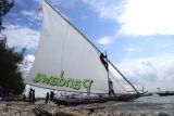 Warga menghias perahu layar di Pantai Ria Kenjeran Surabaya, Jawa Timur, Jumat (12/8/2022). Pemerintah Kota Surabaya menggelar berbagai lomba, salah satunya ialah lomba perahu layar untuk memeriahkan hari kemerdekaan Republik Indonesia ke-77 sekaligus menarik wisatawan di Surabaya. ANTARA Jatim/Hildaniar Novitasari/zk