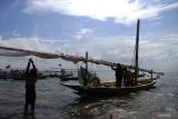 Warga menghias perahu layar di Pantai Ria Kenjeran Surabaya, Jawa Timur, Jumat (12/8/2022). Pemerintah Kota Surabaya menggelar berbagai lomba, salah satunya ialah lomba perahu layar untuk memeriahkan hari kemerdekaan Republik Indonesia ke-77 sekaligus menarik wisatawan di Surabaya. ANTARA Jatim/Hildaniar Novitasari/zk