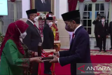 Presiden  anugerahkan tanda kehormatan RI di Istana Negara