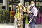 Desainer Denny Wirawan berbagi ilmu fesyen ke siswa SMK di Kudus