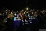 Wakil Gubernur Jawa Timur Emil Elestianto Dardak (tengah) didampingi Panglima Koarmada II Laksda TNI TSNB Hutabarat (kiri) dan Gubernur Akademi Angkatan Laut (AAL) Laksamana Muda TNI Denih Hendrata (kanan) berbincang di atas becak sebelum pemutaran film berjudul Lima saat acara bertajuk 