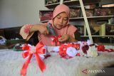  Ike Norawati, menyelesaikan pembuatan bros merah putih dari kain percah di Dusun Pacul Gowang, Desa Jatirejo, Kecamatan Diwek, Kabupaten Jombang, Jawa Timur, Jumat (12/8/2022). Permintaan bros merah putih mengalami peningkatan saat momen HUT Kemerdekaan RI-77 dan dijual Rp15 ribu-Rp50 ribu per biji. ANTARA Jatim/Syaiful Arif/zk