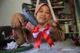 Ike Norawati, menyelesaikan pembuatan bros merah putih dari kain percah di Dusun Pacul Gowang, Desa Jatirejo, Kecamatan Diwek, Kabupaten Jombang, Jawa Timur, Jumat (12/8/2022). Permintaan bros merah putih mengalami peningkatan saat momen HUT Kemerdekaan RI-77 dan dijual Rp15 ribu-Rp50 ribu per biji. ANTARA Jatim/Syaiful Arif/zk