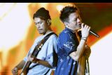 Vokalis kelompok musik Noah Ariel (kanan) dan gitaris Lukman (kiri) menghibur penonton saat tampil dalam Prost Fest 2022 di Denpasar, Bali, Sabtu (13/8/2022). Noah membawakan sejumlah lagu seperti Topeng, Langit Tak Mendengar, Separuh Aku dan Cobalah Mengerti. ANTARA FOTO/Fikri Yusuf/nym.