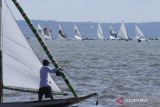 Perahu layar saling beradu kecepatan di Pantai Kenjeran Surabaya, Jawa Timur, Sabtu (13/8/2022). Sedikitnya 40 perahu layar beradu dalam perlombaan yang digelar  untuk menyemarakan hari kemerdekaan Republik Indonesia ke-77. ANTARA Jatim/Hildaniar Novitasari/ZK