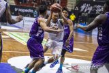 Tiga pebasket Amartha Hangtuah Jakarta berusaha menghadang laju pebasket Satria Muda Pertamina Jakarta Arki Dikania Wisnu (tengah) saat pertandingan Playoff Liga Bola Basket Indonesia (IBL) Tokopedia 2022 di Gor C-Tra Arena, Bandung, Jawa Barat, Sabtu (13/8/2022). Satria Muda Pertamina Jakarta berhasil mengalahkan Amartha Hangtuah Jakarta dengan skor 88-86. ANTARA FOTO/M Agung Rajasa/agr