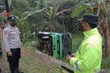 Sebuah bus mengangkut puluhan siswa terperosok ke jurang saat akan berwisata